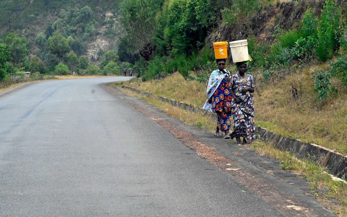 Straßenszene im Südosten Burundis: Der zentralafrikanische Staat gilt als einer der ärmsten des Kontinents. Mehr Fotos mit Klick auf den Pfeil. Straßenszene im Südosten Burundis: Der zentralafrikanische Staat gilt als einer der ärmsten des Kontinents. Mehr Fotos mit Klick auf den Pfeil.