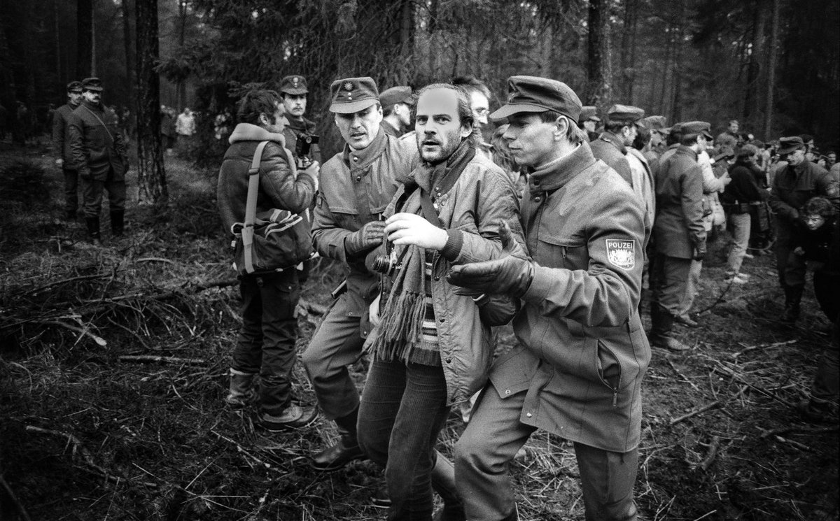 Kinder, wie die Zeit vergeht: Winfried Hermann wird in Wackersdorf abgeführt. Das war 1985. Kinder, wie die Zeit vergeht: Winfried Hermann wird in Wackersdorf abgeführt. Das war 1985.