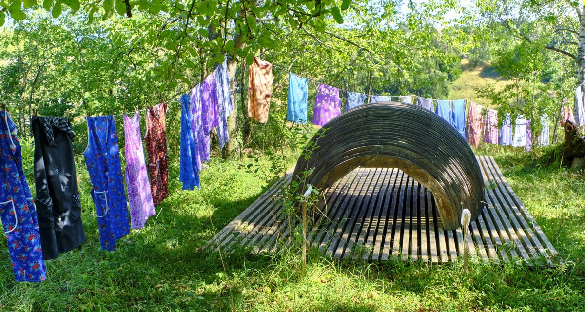 Praktisch und gar nicht so hässlich, wie oft behauptet wird: Kittelschürzen im Garten des Bergcafés in Ammerbuch-Reusten. Fotos: Joachim E. Röttgers