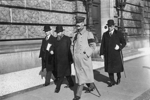 Der Prinz auf dem Weg zum Reichstag. (vlnr: Erhard Eduard Deutelmoser, Max von Baden, Wilhelm von Radowitz). Foto: Bundesarchiv