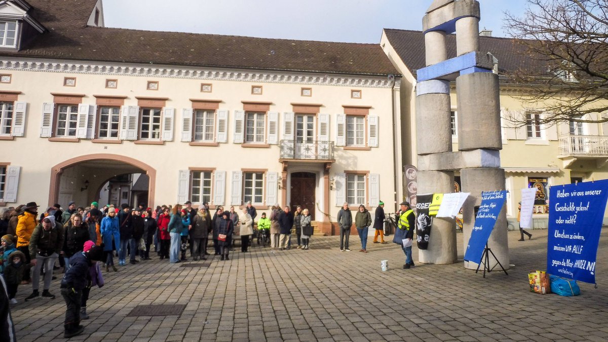 Mehr als 300 Menschen setzten im äußersten Südwesten ein Zeichen: Kundgebung am 1. Februar in Müllheim. Foto: Friedensrat Markgräflerland