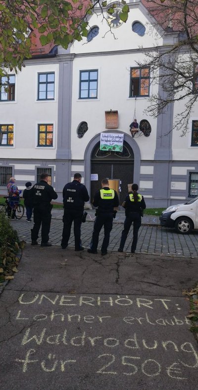 Problemanalyse: Am Sitz der Regierung von Schwaben hat sich eine an die Luft gesetzt.