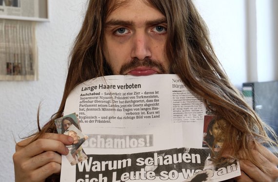 Die fiese Zuschrift hat Minh Schredle, den einzigen männlichen Langhaardackel in der Redaktion, schwer getroffen.