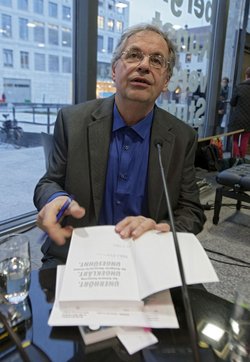 Dieter Reicherter im März 2015 bei der Präsentation seines Buchs "Unerhört. Ungeklärt. Ungesühnt." Foto: Joachim E. Röttgers