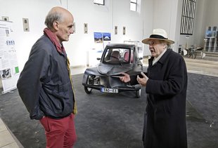 Dietrich Heißenbüttel bei Bernd Kröplin in der Ausstellung.