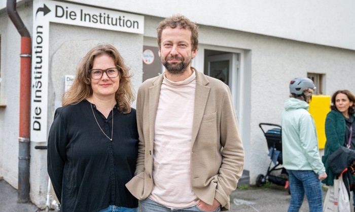Melanie Mohren und Bernhard Herbordt vor dem Eingang zum Schaudepot.