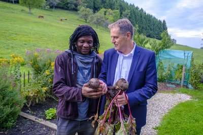 Oberbürgermeister Richard Arnold (CDU, rechts) mit dem Geflüchteten Salomon in seinem Garten in Herdtlinsweiler.