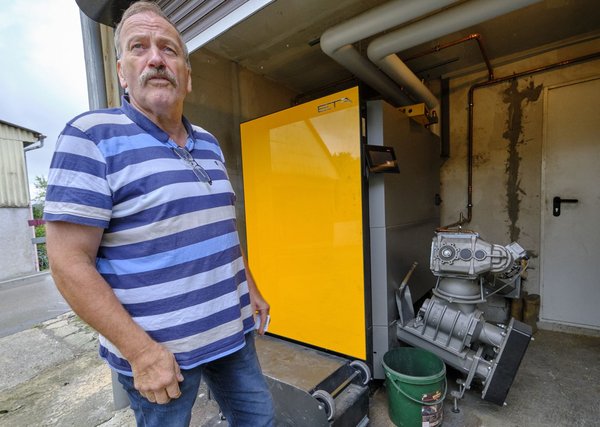 Der Schnapsbrenner, Hausmetzger, Besenwirt und Miscanthus-Pionier Günther Banzhaf vor seiner Hackschnitzelheizung.