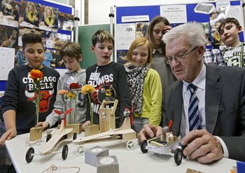 Ministerpräsident, Schüler und spritsparende Fahrzeuge.