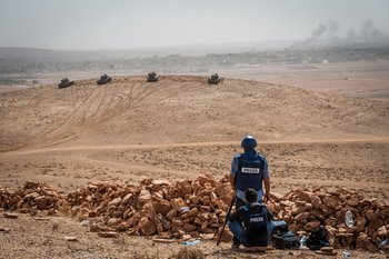 "Pressearbeit" im Schatten des IS-Terrors. Fotos: Chris Grodotzki