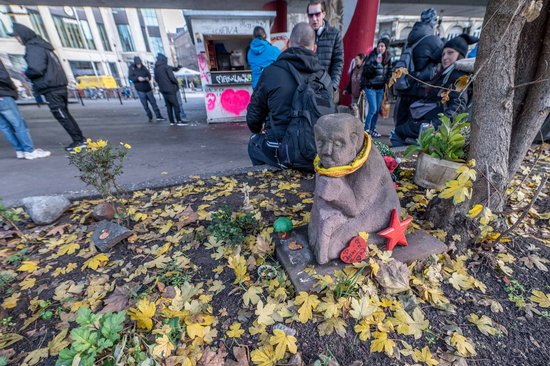 Unter der Paulinenbrücke: Gedenken an die Toten aus der Szene.