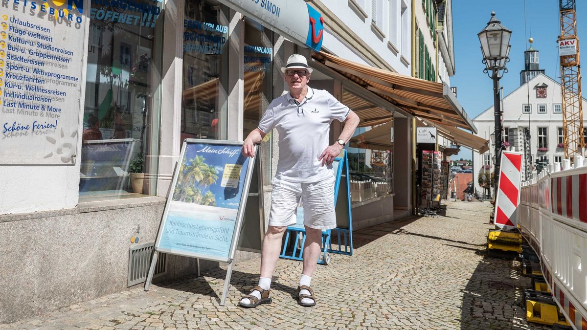 Johannes Simon zwischen seinem Reisebüro und der Baustelle auf dem Hechinger Marktplatz. Dort, wo kürzlich noch ein AfD-Infostand war.