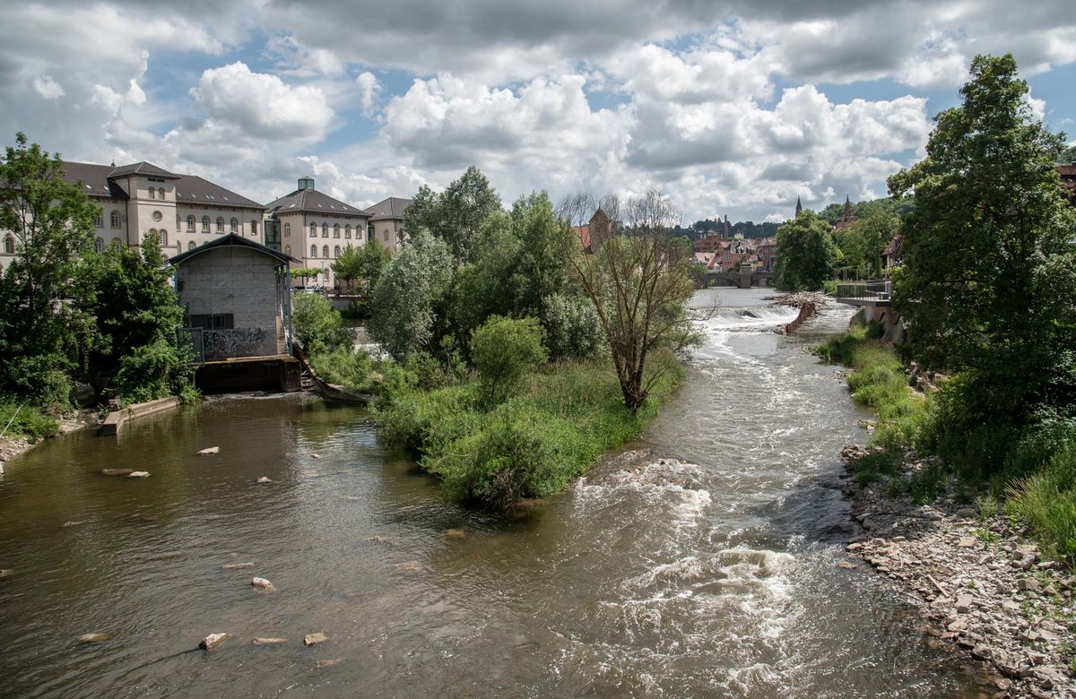 ... dahinter, am linken Ufer: der ehemalige Jugendknast.