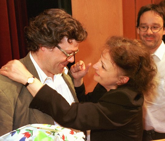 Damals (1997) noch rank und schlank: Reinhard Bütikofer lässt sich von Monika Schnaitmann umhalsen. Damals (1997) noch rank und schlank: Reinhard Bütikofer lässt sich von Monika Schnaitmann umhalsen.