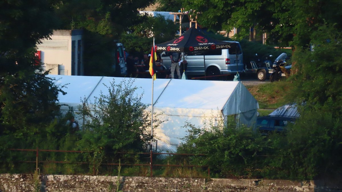 Nachtwölfe auf dem Campingplatz.