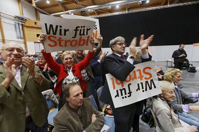 Tosender Applaus von Strobl-Anhängern in Sinsheim. 
