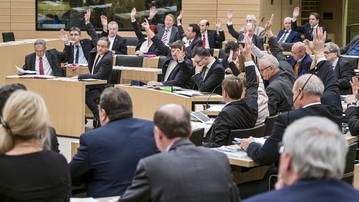 Auf 49 Frauen kommen im baden-württembergischen Landtag 105 Männer. Foto: Joachim E. Röttgers