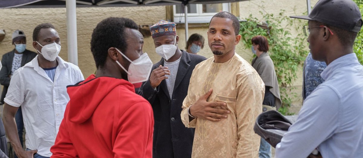 Ismaila Ceesay spricht mit geflüchteten Landsleuten. Fotos: Joachim E. Röttgers