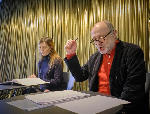 Die Schauspieler:innen Katharina Hauter und Boris Burgstaller bei den Proben für "Heine und Stuttgart" im Schauspielhaus. Fotos: Joachim E. Röttgers