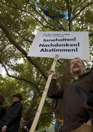 Friedlicher Protest gegen die geplanten Baumfällarbeiten im Stuttgarter Schlossgarten. Foto: Joachim E. Röttgers