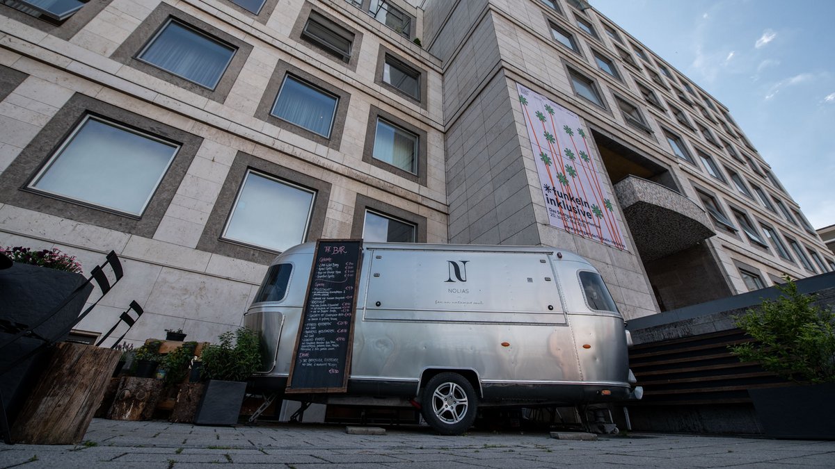 "the ratskellerbar" mit Foodtruck und Blumentrögen – eine Stadt, die sowas hat, spielt bar jeder Klasse in der Kreisliga. Foto: Jens Volle
