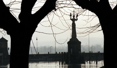 Nebulös: der Konstanzer Hafen. Im Hintergrund Peter Lenks Imperia. Foto: Joachim E. Röttgers 