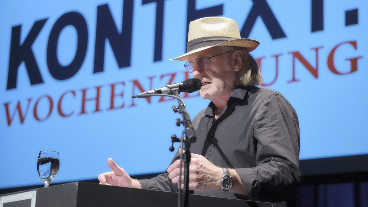 Festredner Joe Bauer grantelt: "Die Zeitung Kontext ist ein Hybrid: Zum einen wird sie mit Strom aus der Steckdose für Bildschirme, zum andern mit abgeholzten Bäumen für Papiermüll hergestellt." Foto: Joachim E. Röttgers Festredner Joe Bauer grantelt: "Die Zeitung Kontext ist ein Hybrid: Zum einen wird sie mit Strom aus der Steckdose für Bildschirme, zum andern mit abgeholzten Bäumen für Papiermüll hergestellt." Foto: Joachim E. Röttgers