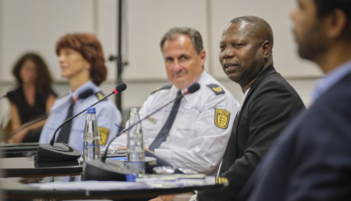 Olimpio Alberto (rechts) erklärt dem Stuttgarter Polizei-Vizepräsidenten Thomas Berger, was Racial Profiling bedeutet. Fotos: Joachim E. Röttgers