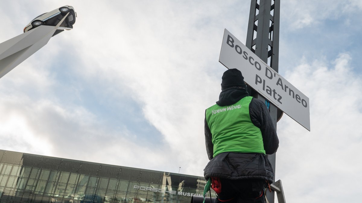 November 2024, Stuttgart-Zuffenhausen: Aus Protest gegen Rodungen für die Teststrecke wird der Porscheplatz kurzerhand zum Bosco-d'Arneo-Platz. Fotos: Jens Volle