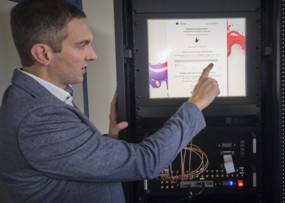 Förtsch zeigt den Prototypen des photonischen Computers.  Förtsch zeigt den Prototypen des photonischen Computers.