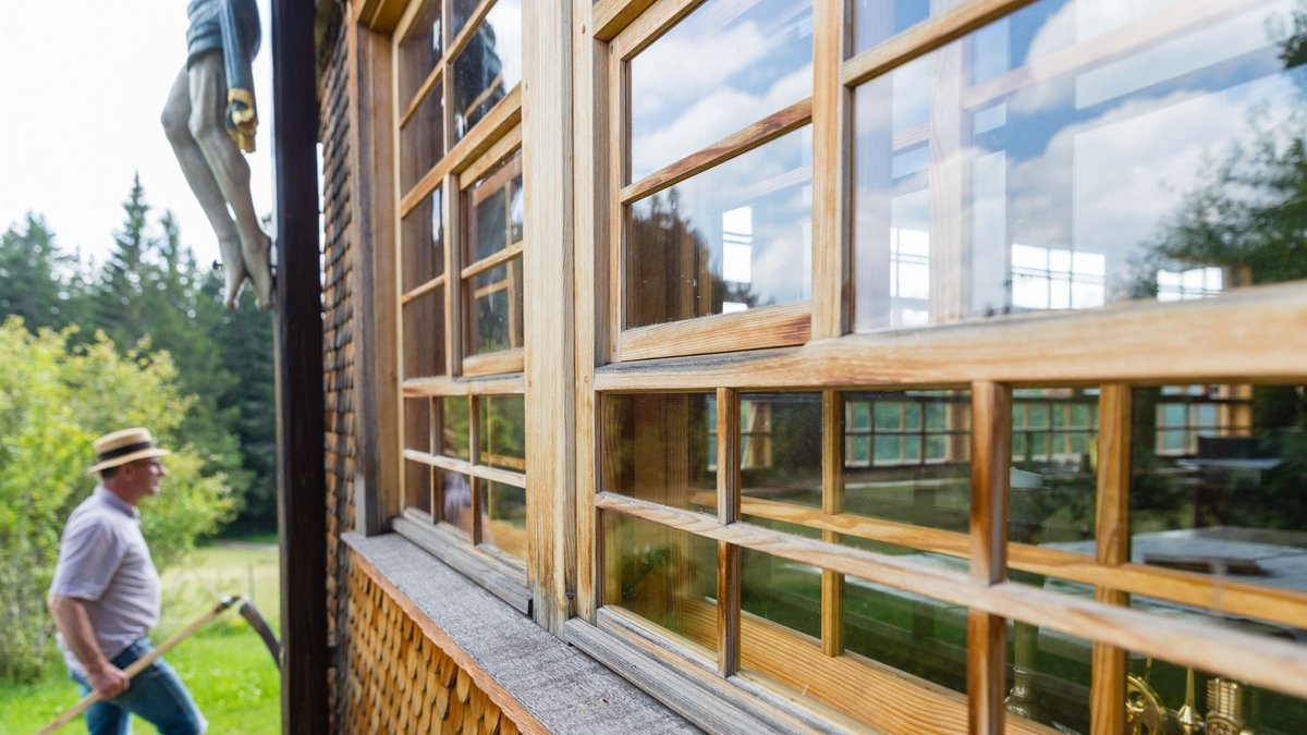 Mannshoch das Kruzifix. Mannshoch das Kruzifix.