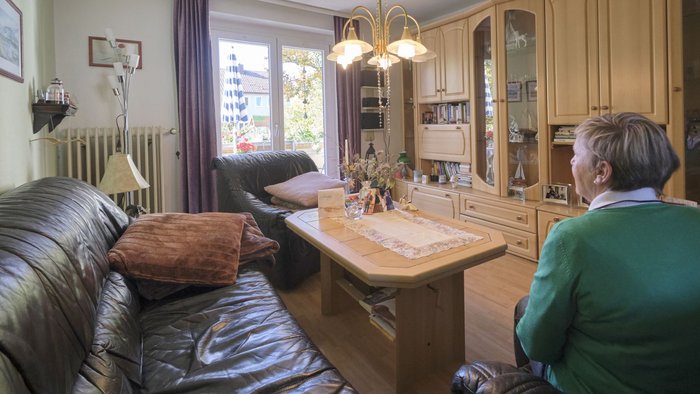 Margitta Horns Wohnzimmer. Die Wohnung ist klein, aber hier fühlt sie sich wohl.