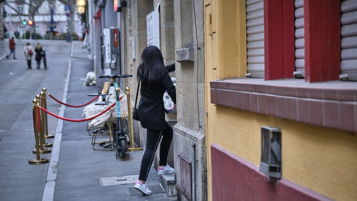 Beim Gang durchs Quartier unter Beobachtung: Veronika Kienzle (hinten rechts, ihr Fahrrad schiebend) mit Kontext-Chefredakteurin Susanne Stiefel. Fotos: Joachim E. Röttgers