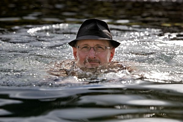 Schriftsteller Heinrich Steinfest hat Kretschmanns Reden im Regal stehen. Zwischen dem Teebaumöl Praxisbuch und Die gute Küche.