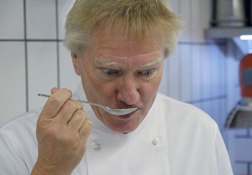 Autor Norbert Thomma löffelt die Suppe aus – auch die von Vodafone eingebrockte. Autor Norbert Thomma löffelt die Suppe aus – auch die von Vodafone eingebrockte.