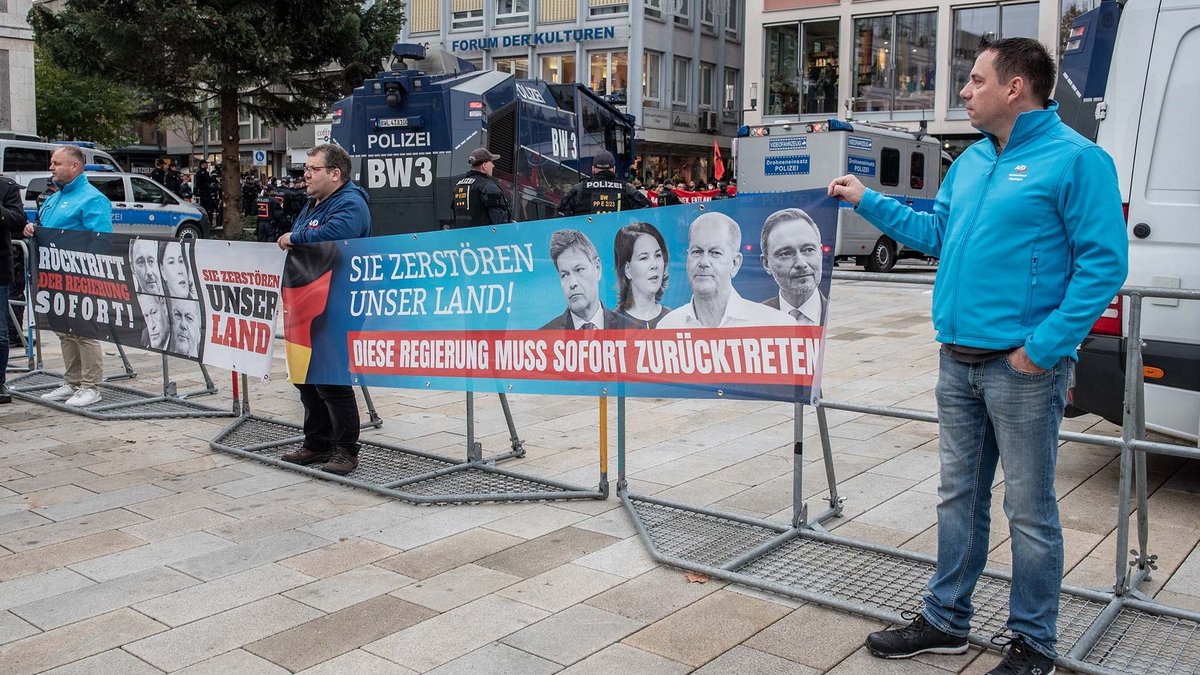 Am 12.11.2022 ruft die AfD auf den Stuttgarter Marktplatz. Ein paar Hundert AfD-Fans und noch mehr AfD-Gegner:innen kommen. Foto: Jens Volle