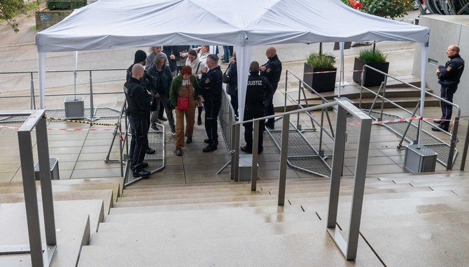 Einlasskontrolle vor dem Gerichtsgebäude.