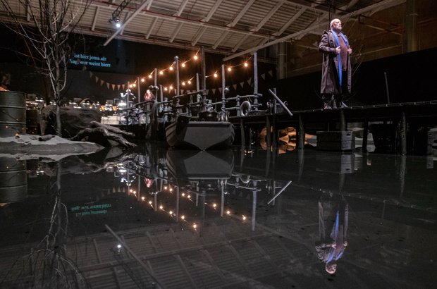 Im künstlichen Teich entstehen eindrucksvolle Lichtspiegelungen. 