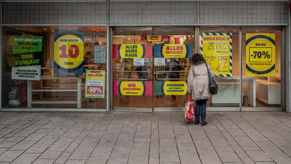 Auch dieser Laden schließt. Nun muss ein neues Konzept für den Karstadt in Esslingen her. Fotos: Jens Volle