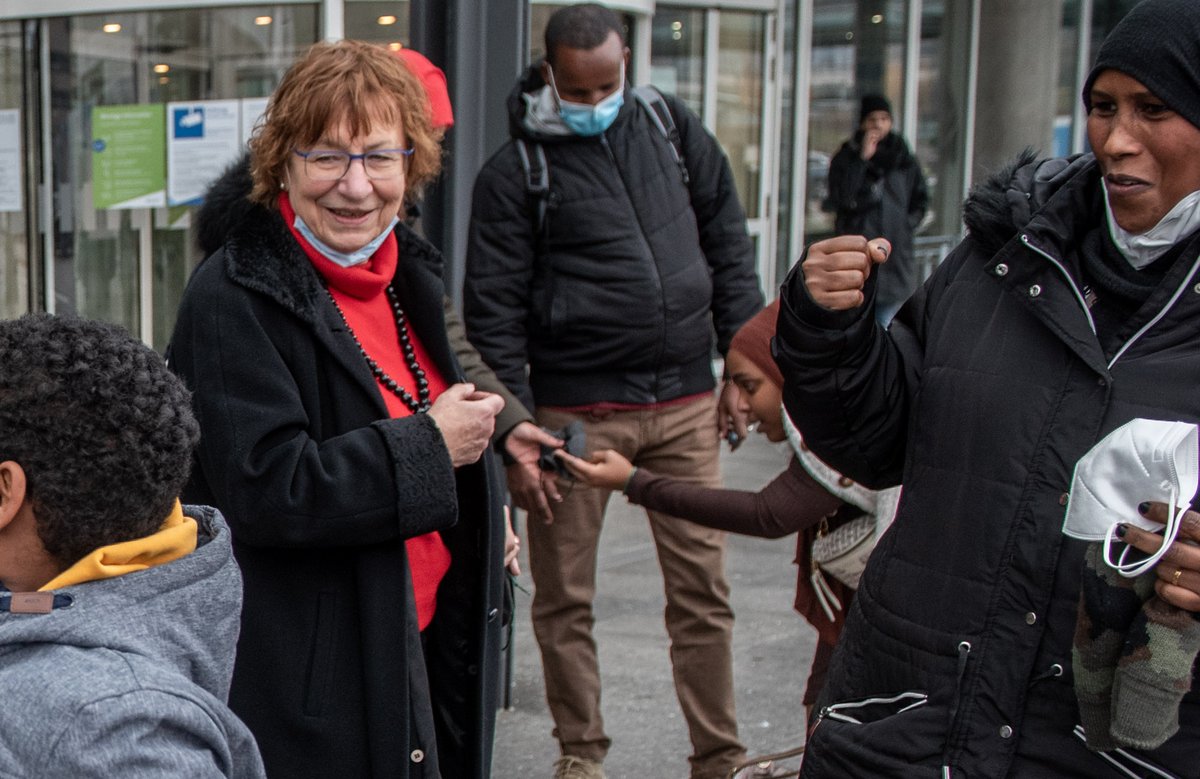 Ursula freut sich mit: Jetzt kann das Leben als Familie beginnen.