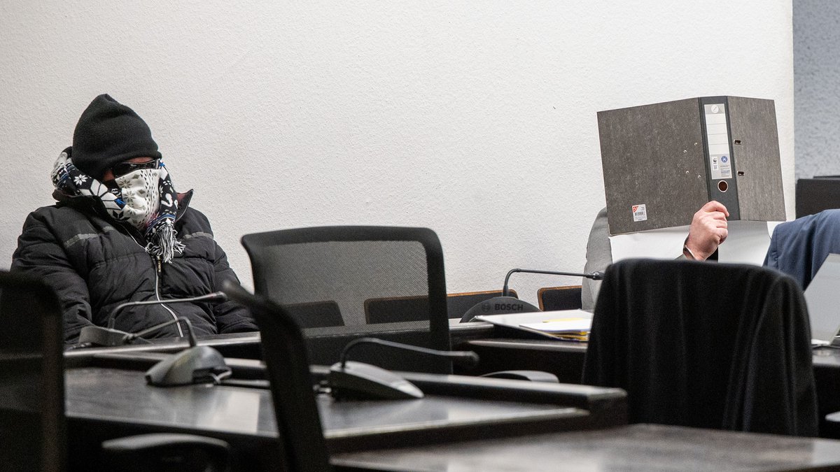 Die beiden Angeklagten: der Polizist Eric R. und Antonino P. (von links). Foto: Jens Volle