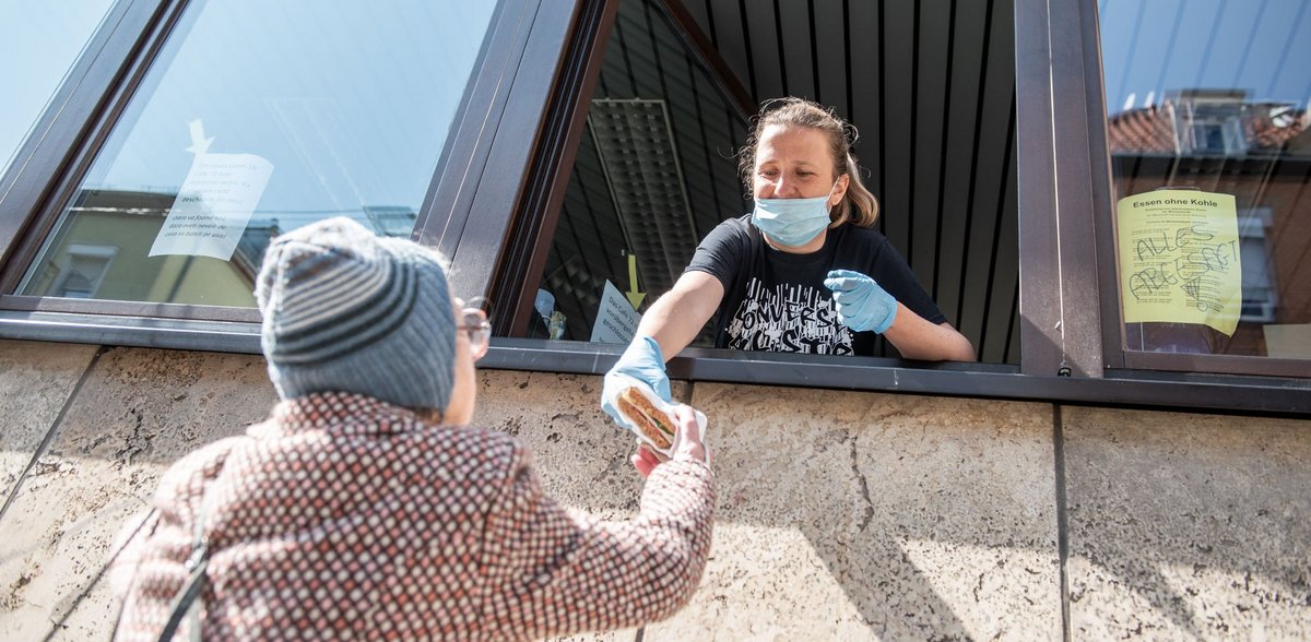 Essensausgabe bei der Ambulanten Hilfe in Stuttgart-Bad-Cannstatt.  Essensausgabe bei der Ambulanten Hilfe in Stuttgart-Bad-Cannstatt.