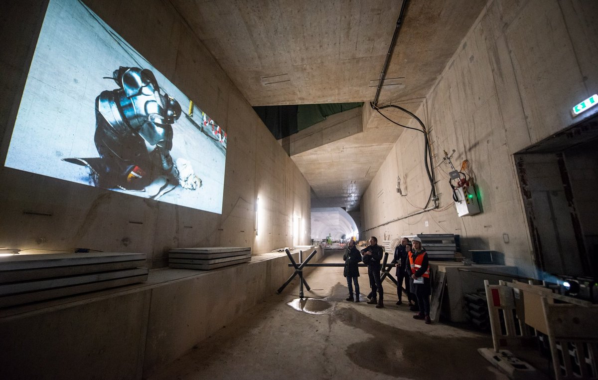 Auf Video irrt ein Ritter durch die Baustelle, seine Montur eine Fehlentwicklung vergangener Zeit. Auf Video irrt ein Ritter durch die Baustelle, seine Montur eine Fehlentwicklung vergangener Zeit.
