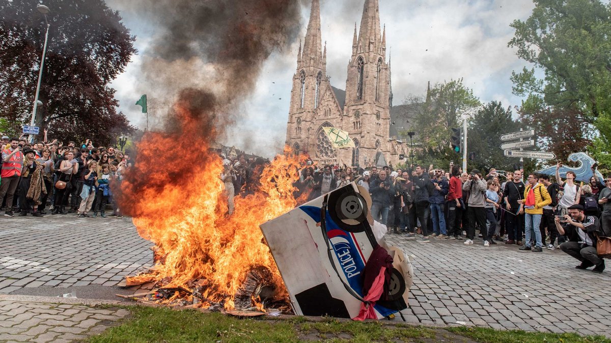 ... und echten Flammen unterm Polizeiauto aus Pappe.