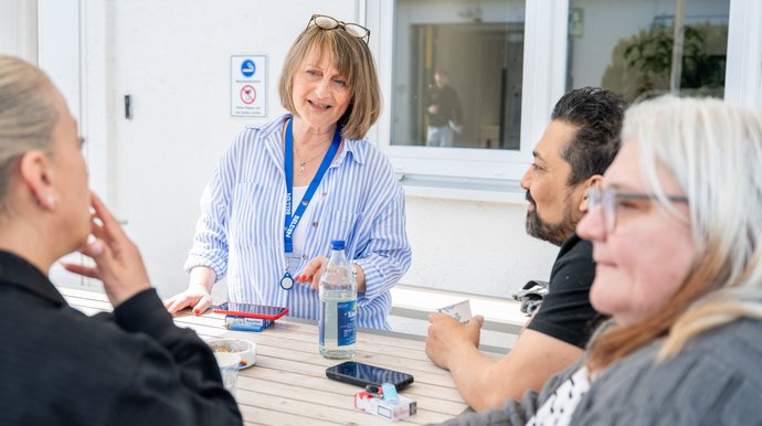 Akar heute – in ständigem Kontakt mit den Belegschaften, hier mit Betriebsrät:innen der Firma Hirschmann. Rechts deren Vorsitzende Anastasia Papadopoulou. Foto: Jens Volle