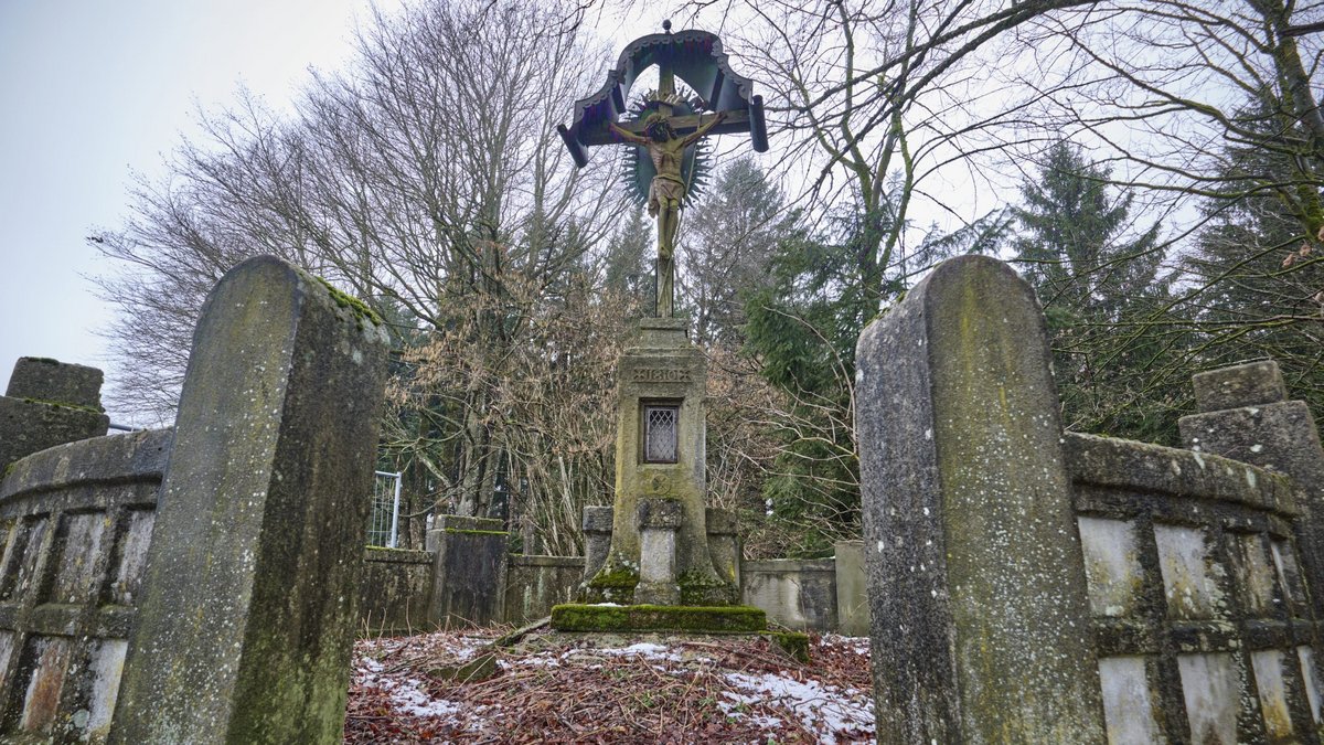 Auf blutgetränktem Boden: Wo früher hingerichtet wurde, steht das Galgenkreuz. Foto: Joachim E. Röttgers