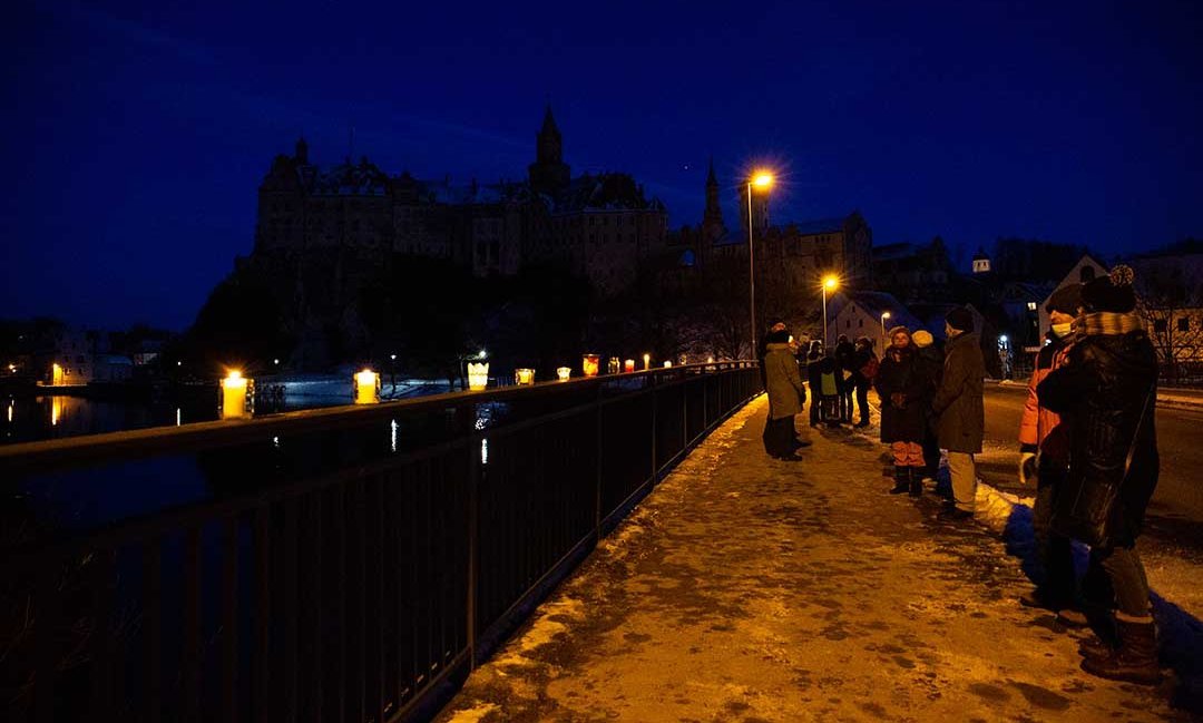 Lichterdemo auf der Donaubrücke.