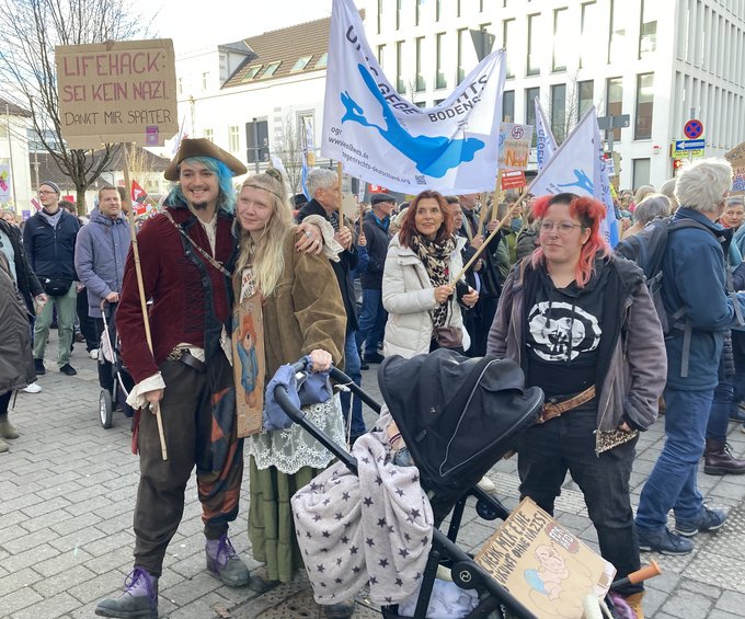 Auch Piraten protestieren gegen Rechtsextremismus. Foto: Josef-Otto Freudenreich