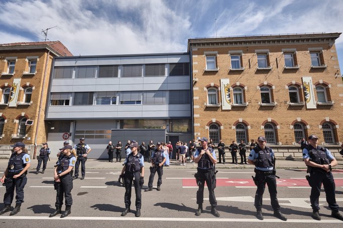 Das Polizeiaufgebot wächst rapide im Laufe der Kundgebung.