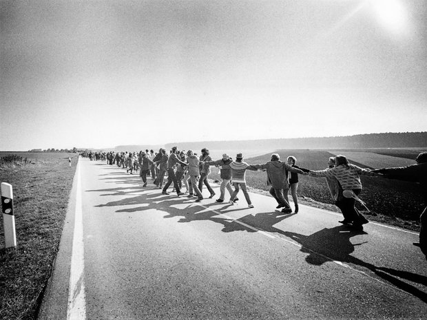 108 Kilometer, 400 000 Teilnehmer. Menschenkette gegen Atomkraft im Oktober 1983 zwischen Stuttgart und Neu-Ulm. Foto: Christa Schnepf